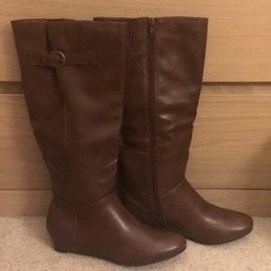 Zip It Good Wedge in Cognac